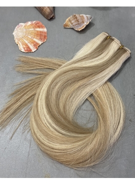 60/18P Lysest Blond med karamel striber, Håndsyet trense, Unique Luxury, 50 cm længde